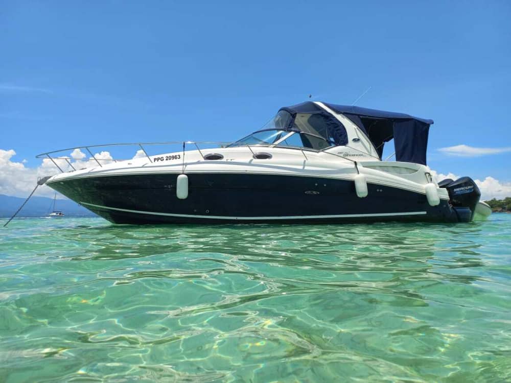 Votre journée à Pointe-à-Pitre : louez un bateau à moteur pour une journée complète de découverte.