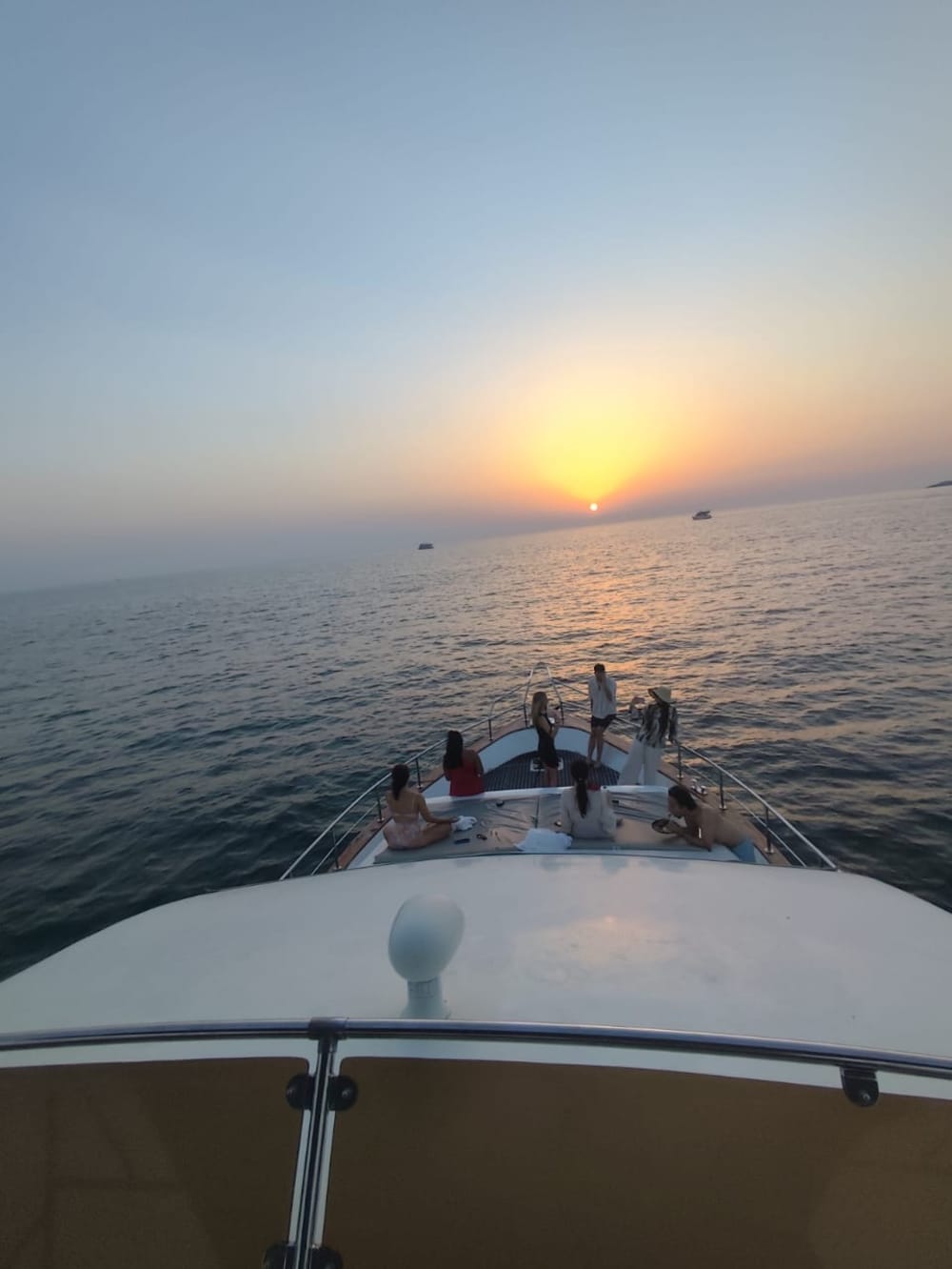 Profitez d'une croisière en méga-yacht dans la marina de Dubaï 2