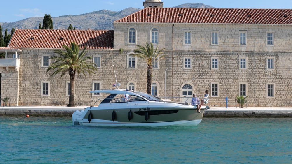 Découvrez les magnifiques rivages de Korčula – Une journée mémorable à bord d'un bateau à moteur rapide et confortable 4