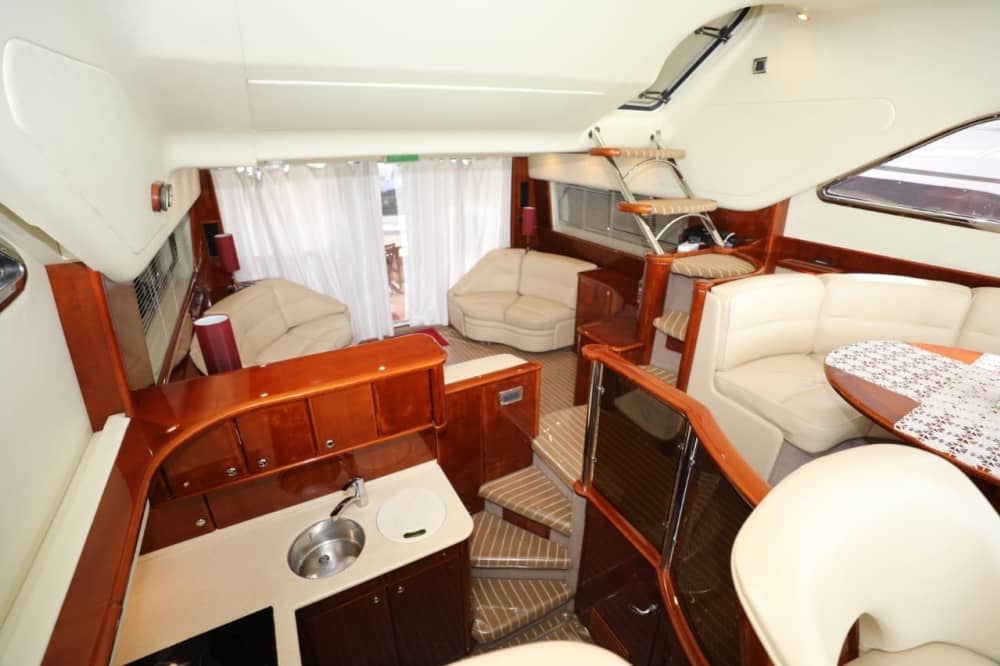 Profitez d'un yacht de luxe Princess de 4 heures à Dubaï avec pêche, baignade et barbecue en option, sports nautiques 5