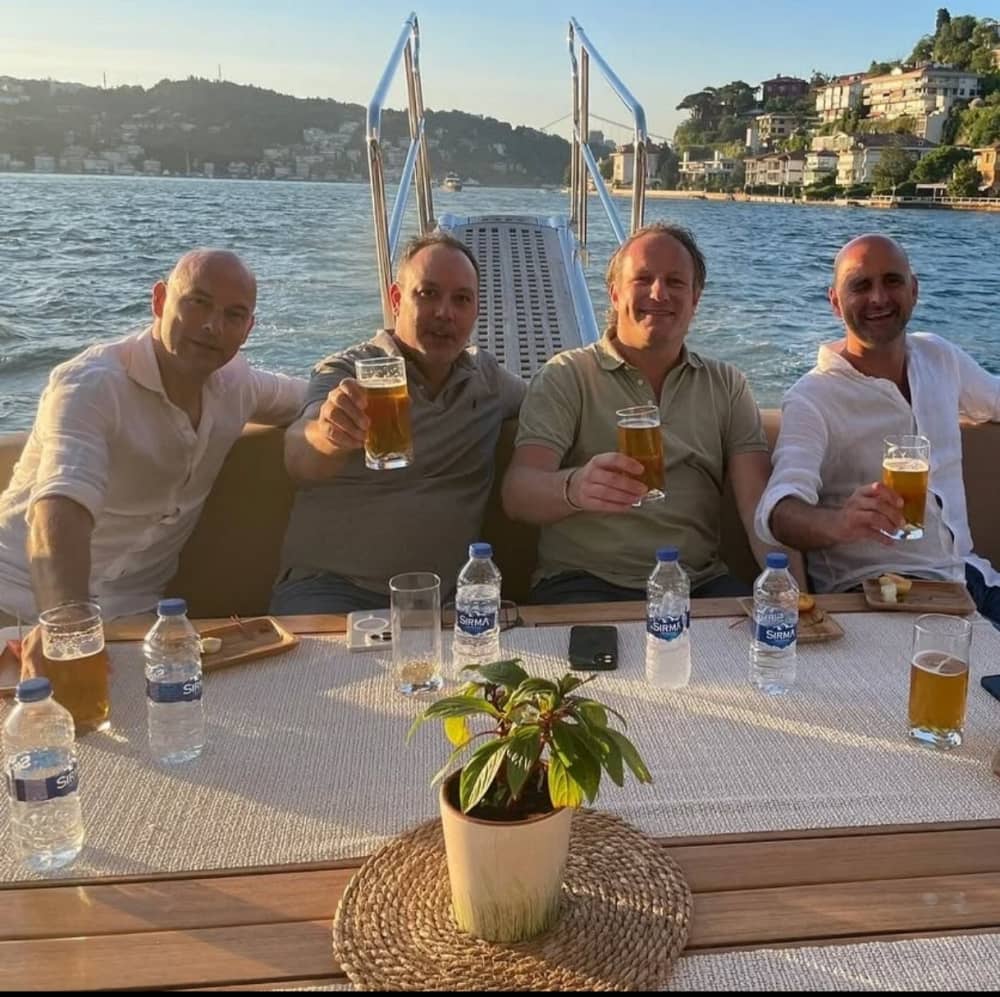 Croisière au coucher du soleil sur le Bosphore : vins raffinés, yacht de luxe et vues imprenables 3
