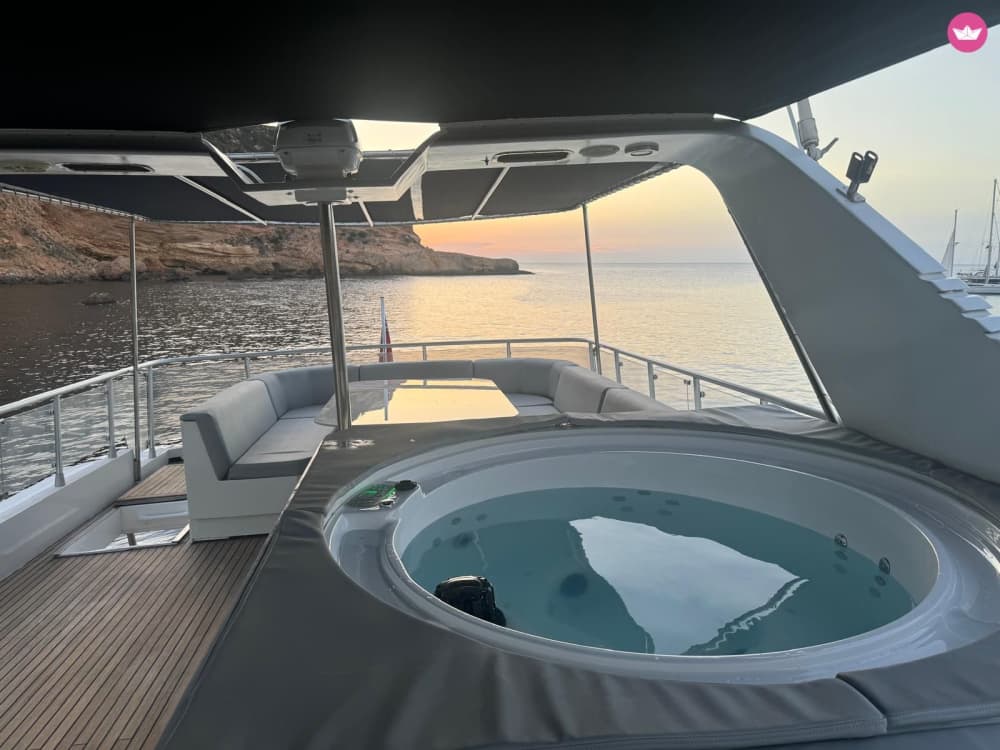 Découvrez Tabarca en yacht de luxe 5