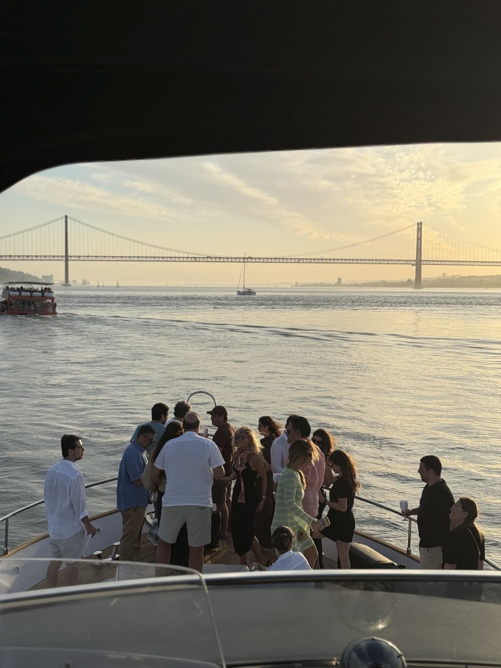 Coucher de soleil inoubliable à bord d'un yacht de luxe 4