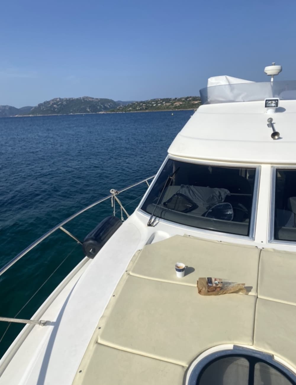 Profitez du soleil lors d'une excursion en bateau de 9 heures à Hyères. 6