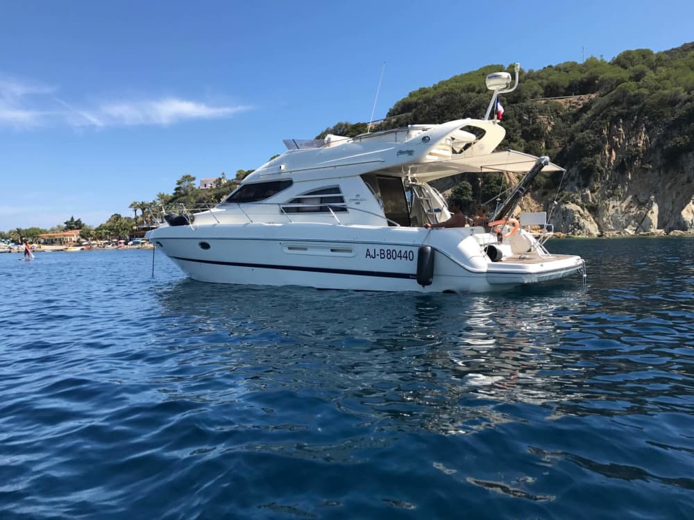 Profitez du soleil lors d'une excursion en bateau de 9 heures à Hyères. 3