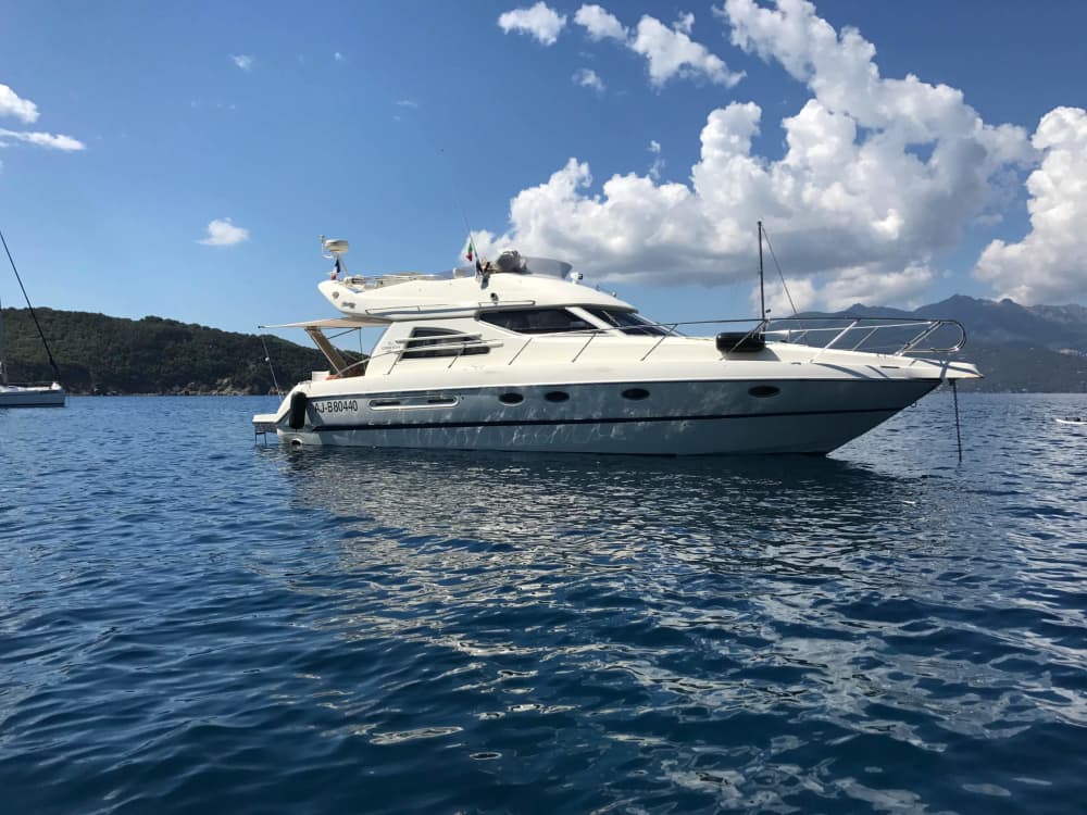 Profitez du soleil lors d'une excursion en bateau de 9 heures à Hyères. 2