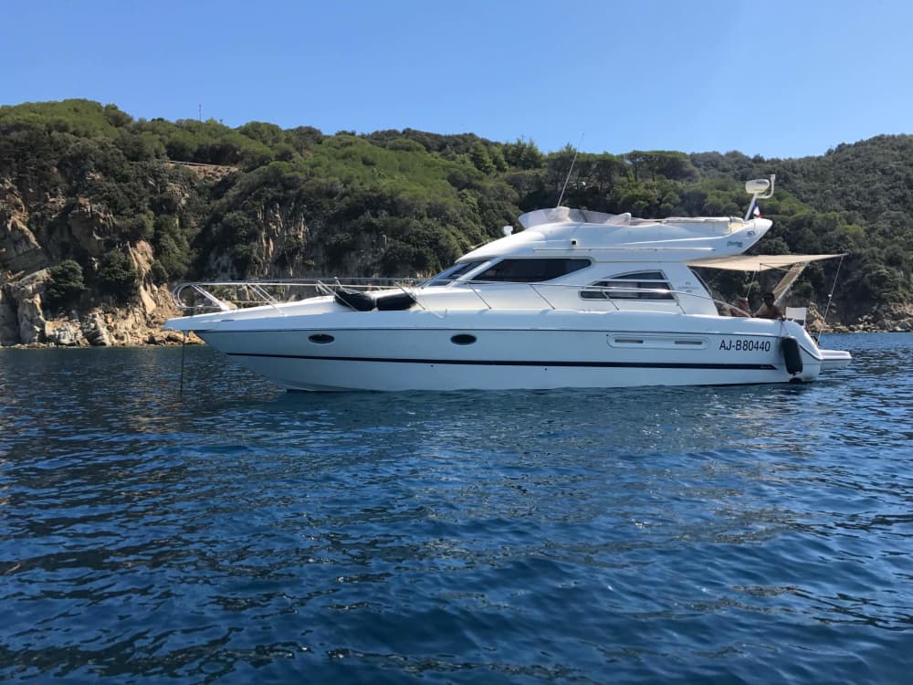 Profitez du soleil lors d'une excursion en bateau de 9 heures à Hyères. 4