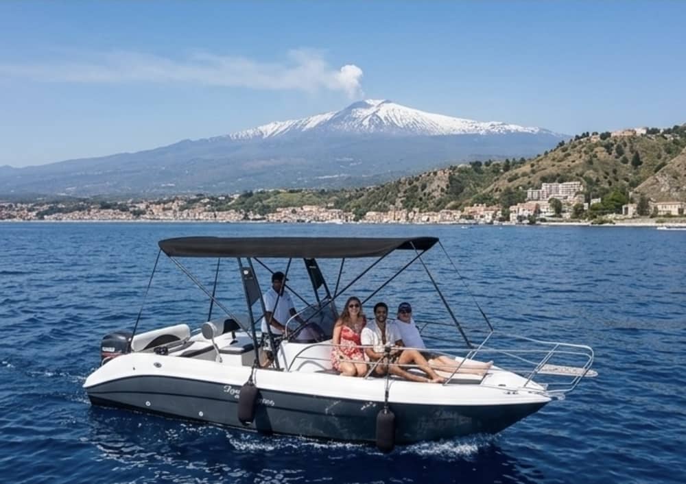 Expérience Premium à Taormina: Isola Bella, plongée avec tuba et apéritif à bord 2