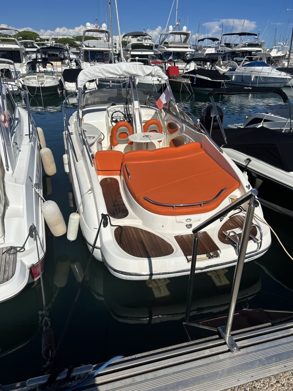 Explorez Cannes en une demi-journée : louez un bateau à moteur pour 4 h 3