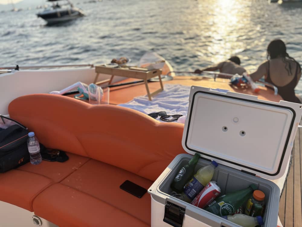 Explorez Cannes en une demi-journée : louez un bateau à moteur pour 4 h 2
