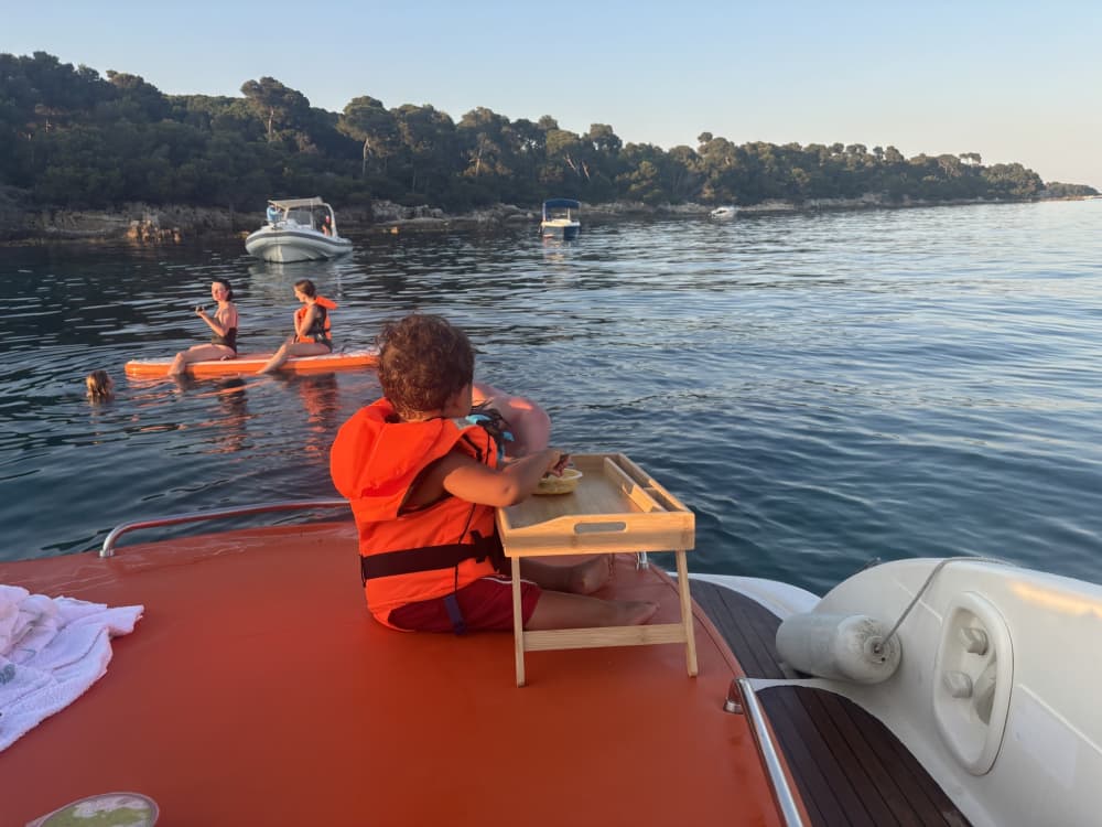 Explorez Cannes en une demi-journée : louez un bateau à moteur pour 4 h 4