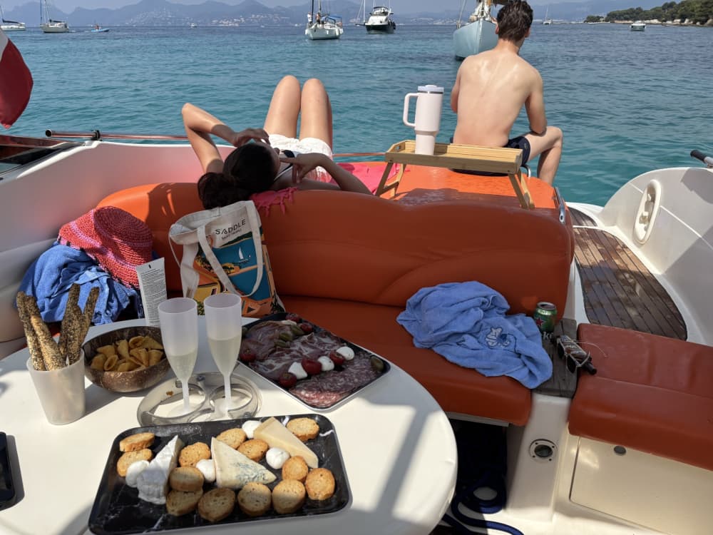 Explorez Cannes en une demi-journée : louez un bateau à moteur pour 4 h 5