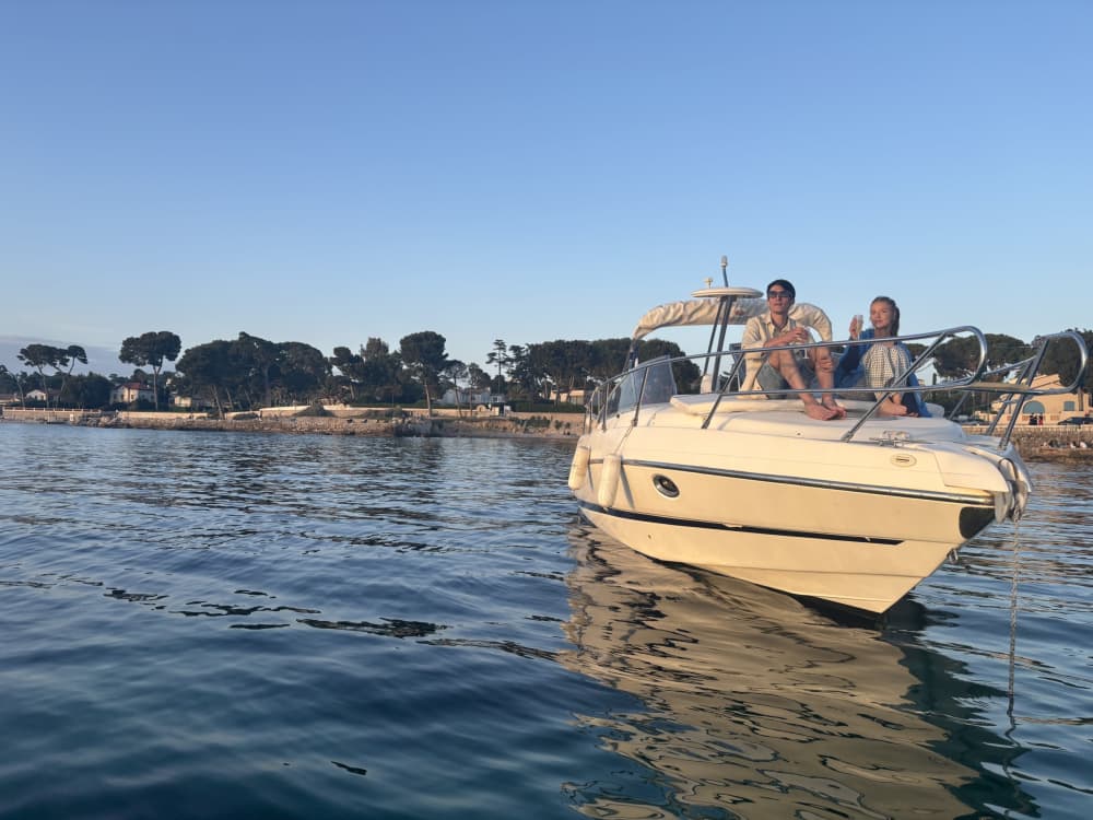 Explorez Cannes en une demi-journée : louez un bateau à moteur pour 4 h
