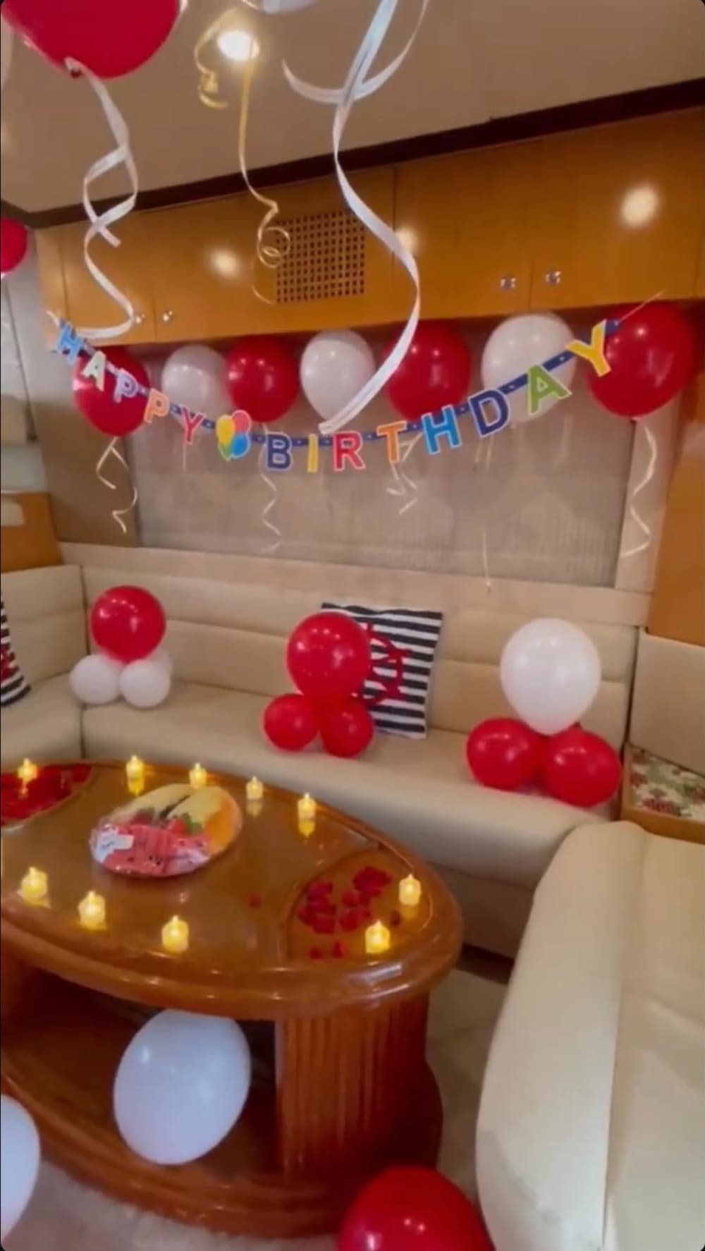 Croisière d'anniversaire de 2 heures à Dubaï avec ballons et gâteau