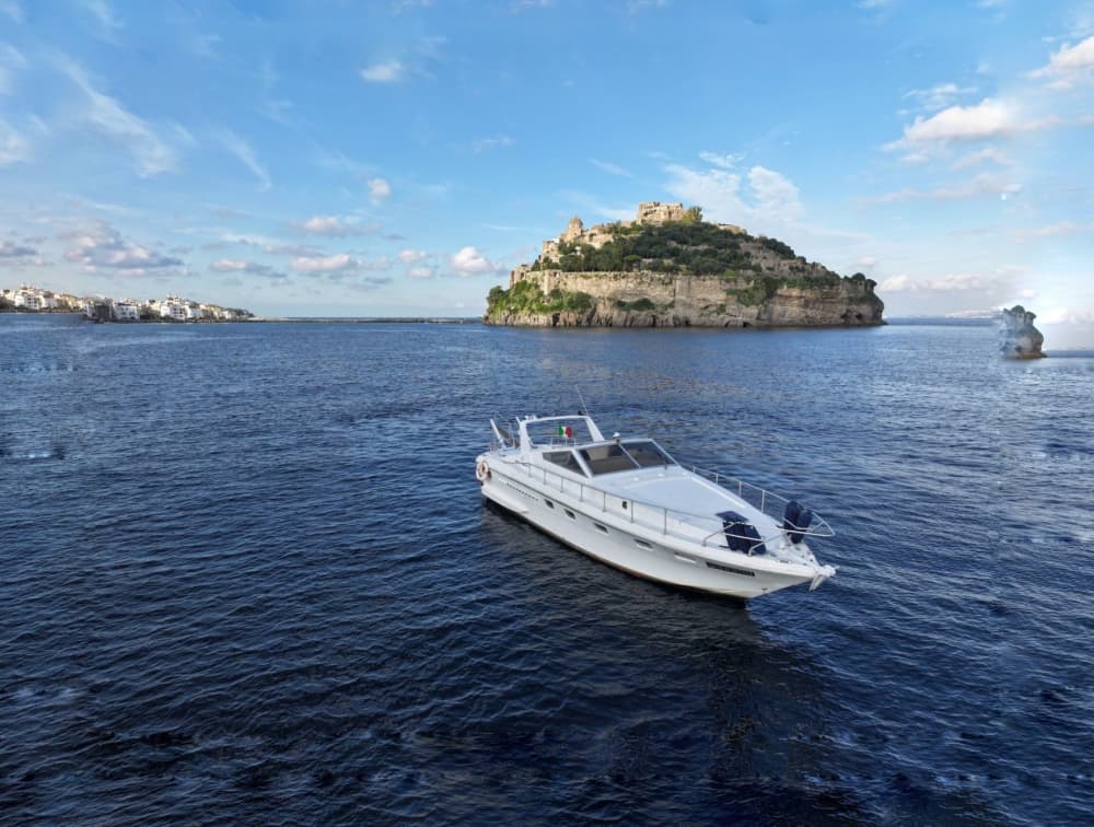 Croisière d'une demi-journée, tour complet de l'île d'Ischia à bord du Sun Sea: explorez les trésors cachés en yacht 5
