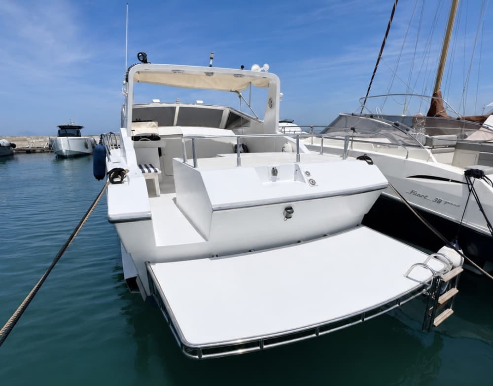 Croisière d'une demi-journée, tour complet de l'île d'Ischia à bord du Sun Sea: explorez les trésors cachés en yacht 2