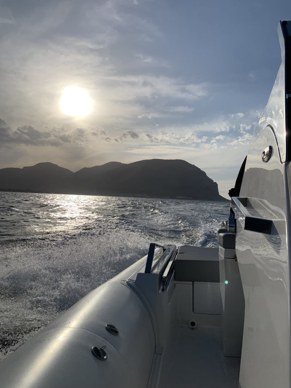 Coucher de soleil et vin au bord de la mer 4