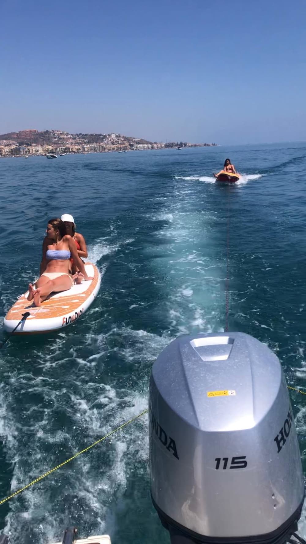 Sensations fortes en mer: profitez du ski nautique, des bouées tractées et du paddle surf pour une expérience riche en divertissement.