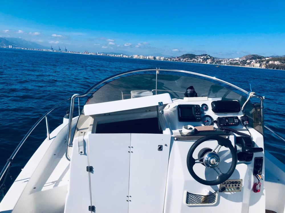 Votre plus belle journée en mer commence ici: aventure, détente et divertissement à savourer pendant 6 heures en groupe pour une expérience inoubliable.
