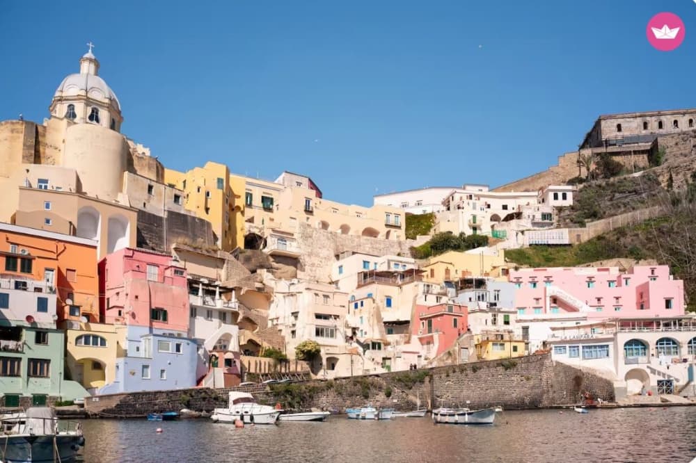 Croisière au coucher du soleil sur l'Aquila Rossa : l'heure dorée de Naples 6