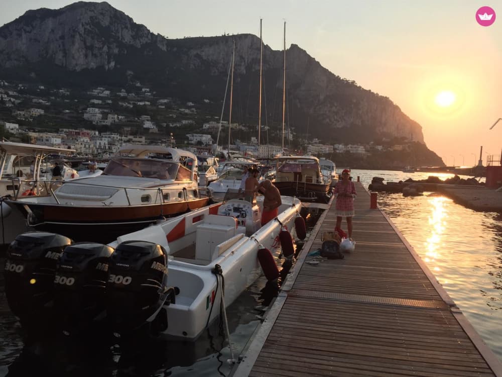 Croisière au coucher du soleil sur l'Aquila Rossa : l'heure dorée de Naples