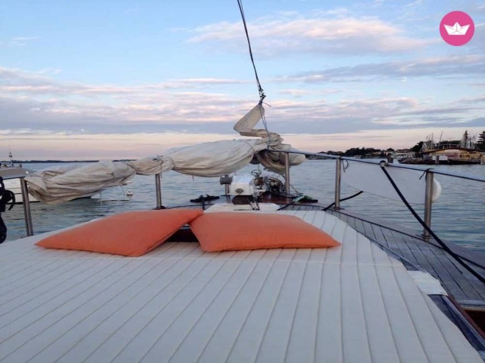 Sérénité au coucher du soleil sur le lac de Garde : une croisière à l'heure dorée
