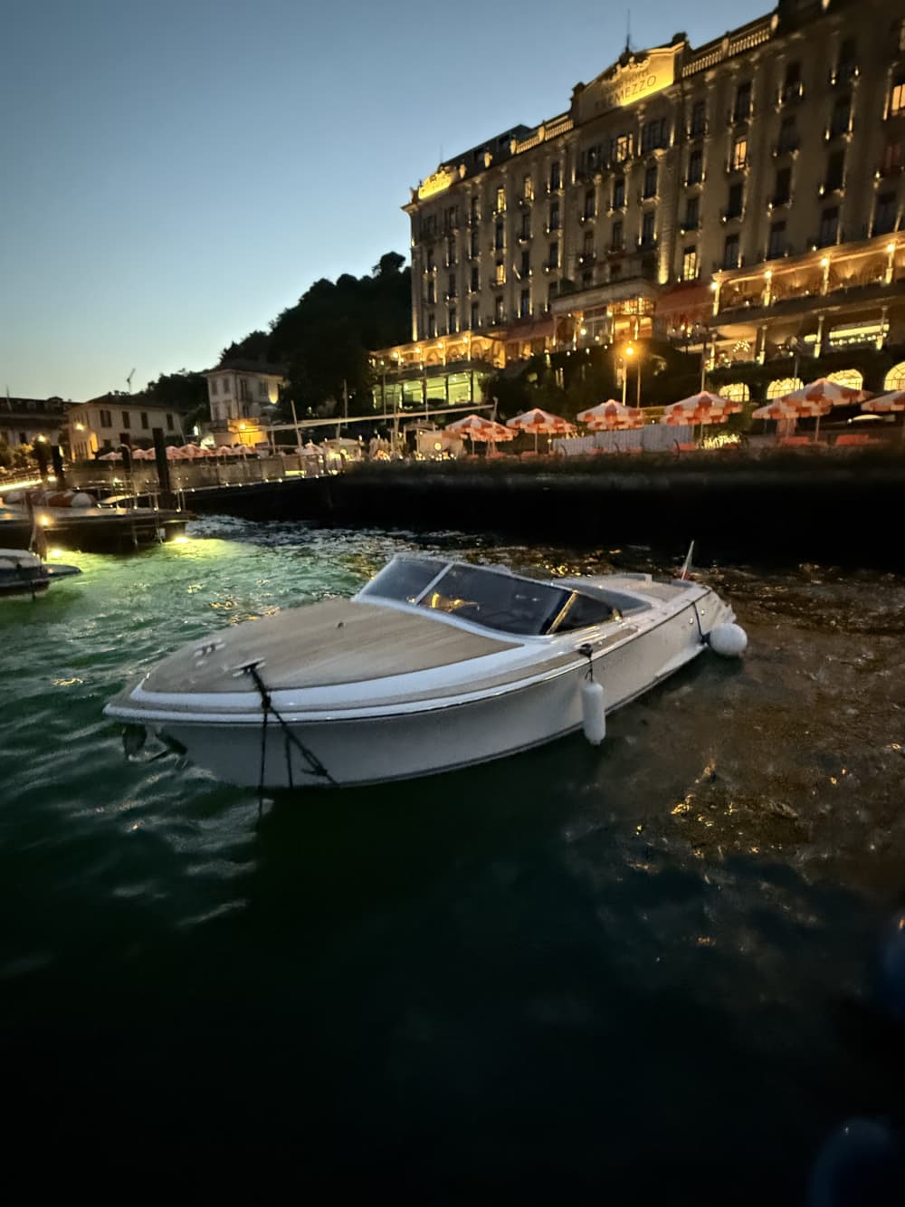 Coucher de soleil romantique et toast dans le golfe de Vénus 3