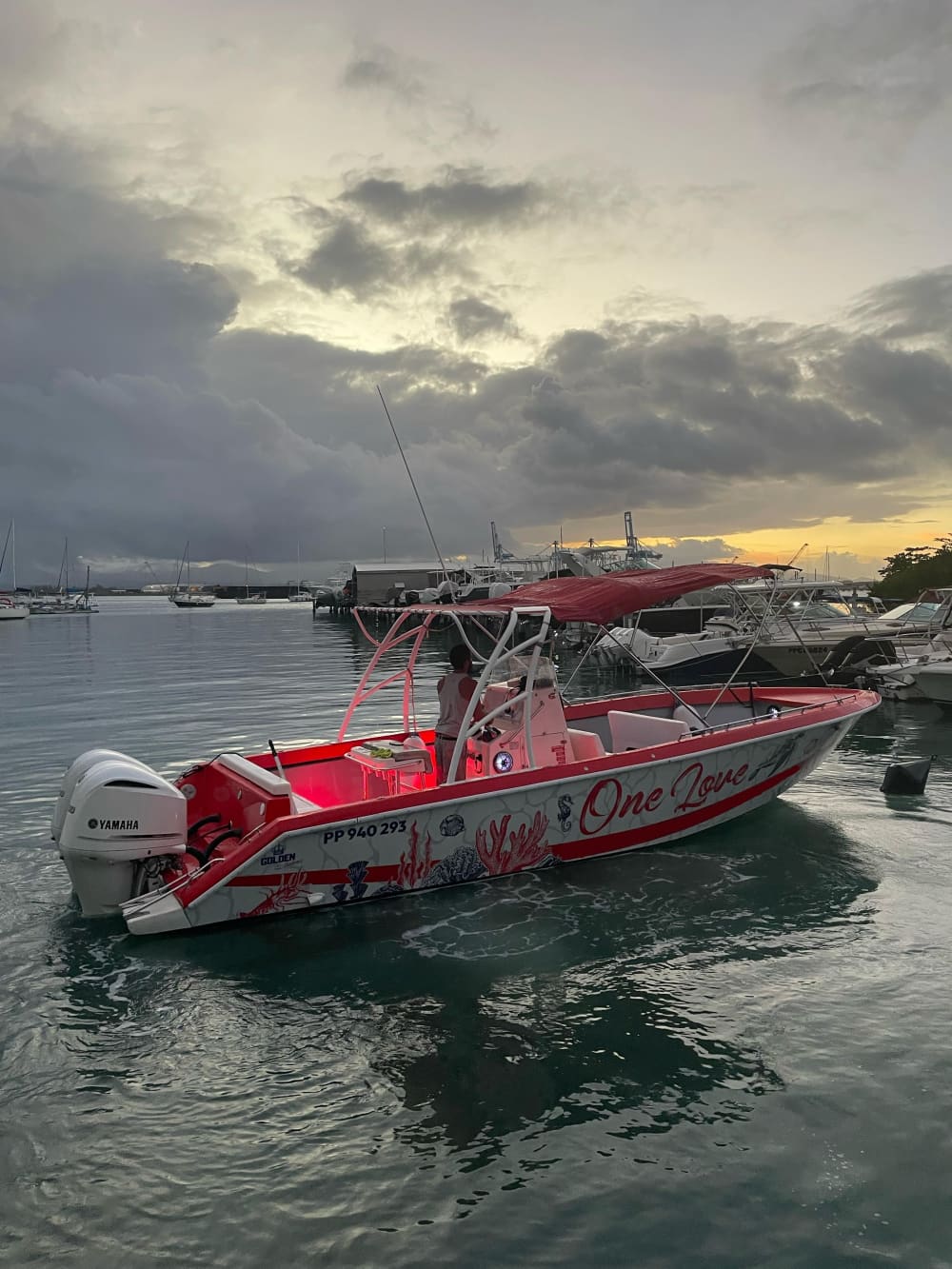 Vivez un coucher de soleil magique en mer, entre détente et émerveillement sur la mer des Caraïbes