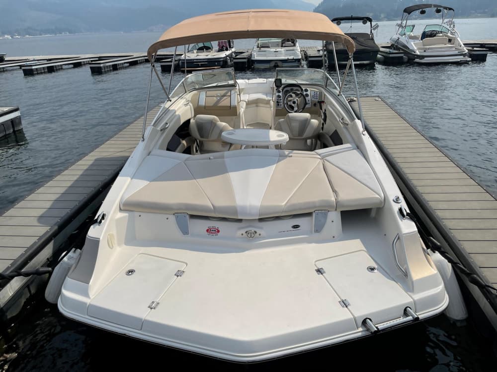Votre bateau à moteur privé pour une journée autour d'Aix-les-Bains
