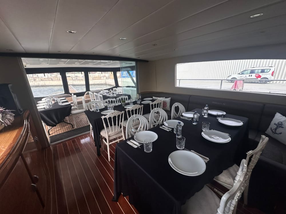 Célébration privée en yacht – Anniversaires, fêtes et moments spéciaux 5