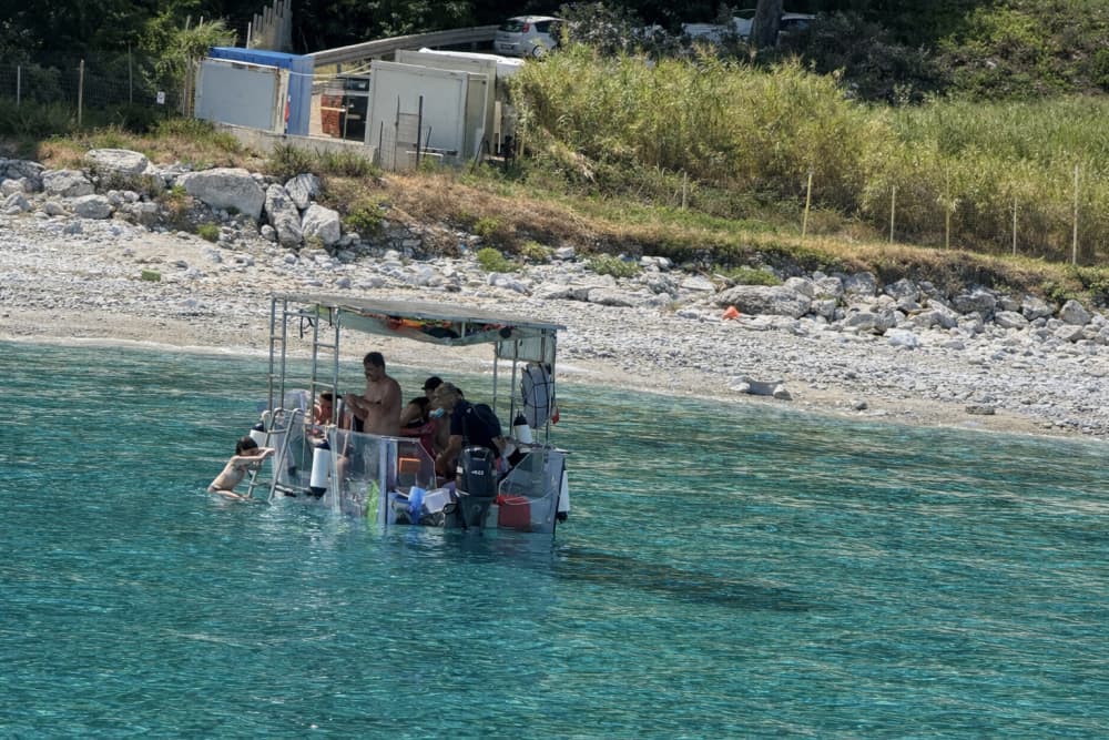Plongée en apnée à Chianalea et Marina Grande avec un bateau transparent 4