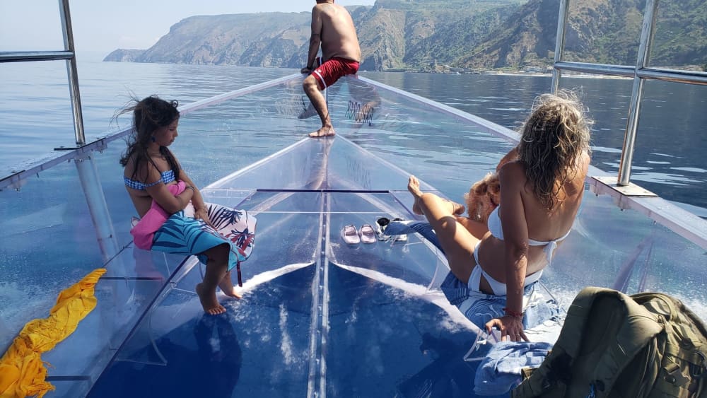 Plongée en apnée à Chianalea et Marina Grande avec un bateau transparent