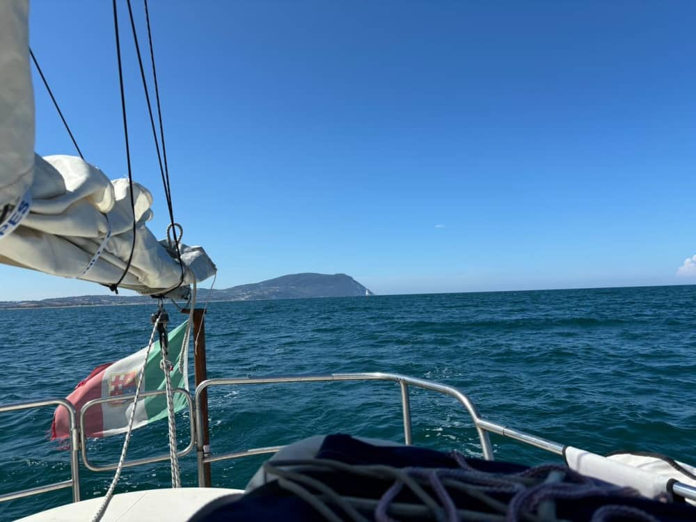 Croisière au coucher du soleil – Navigation, apéritif et détente sur la mer toscane 4