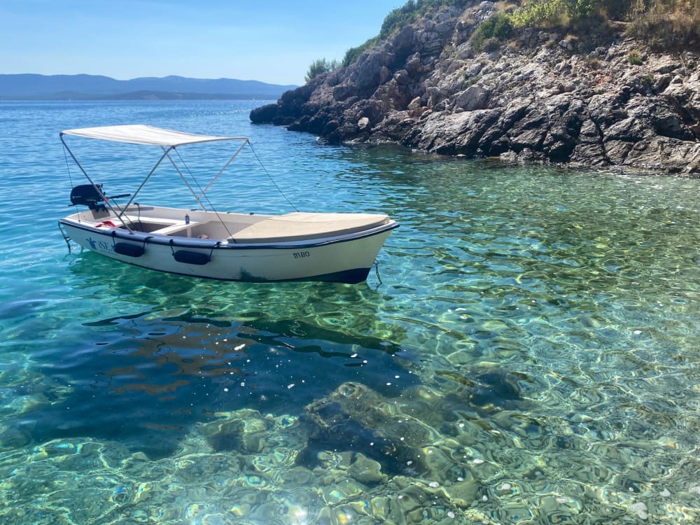Explorez les baies cachées de Bol en bateau à moteur 2