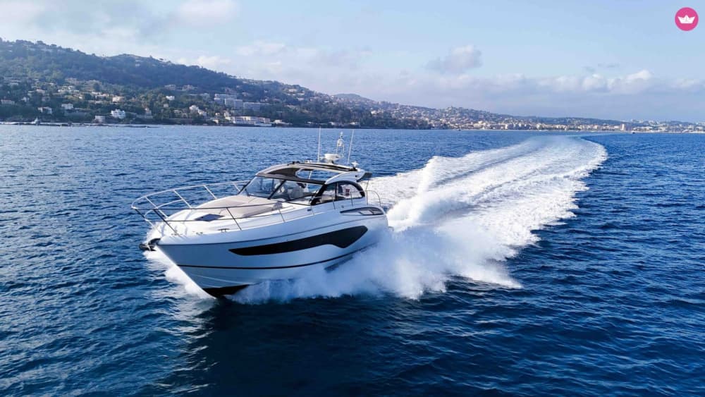 Navigation privée avec équipage et snorkeling (8h)