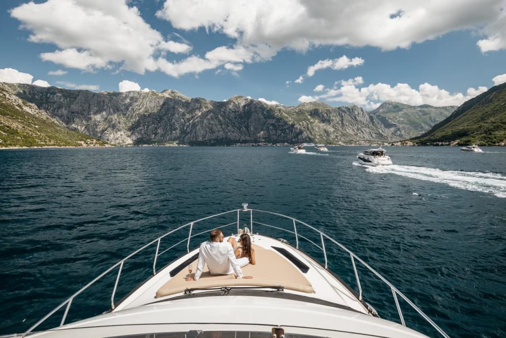 Escapade d'une journée en yacht : histoire, grottes et plages cachées de la baie de Boka 2
