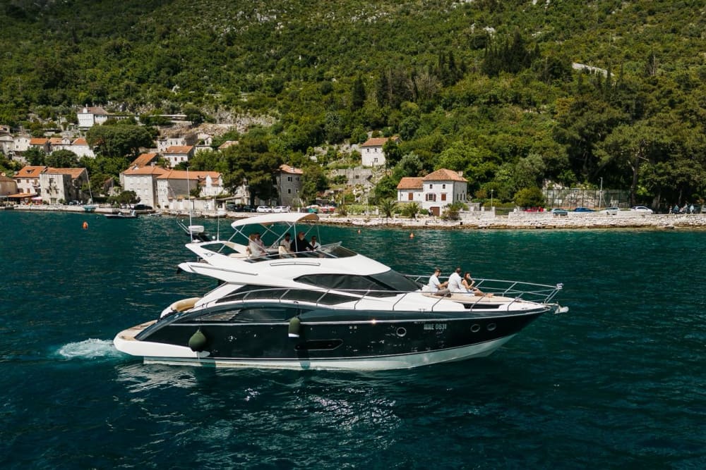 Escapade d'une journée en yacht : histoire, grottes et plages cachées de la baie de Boka