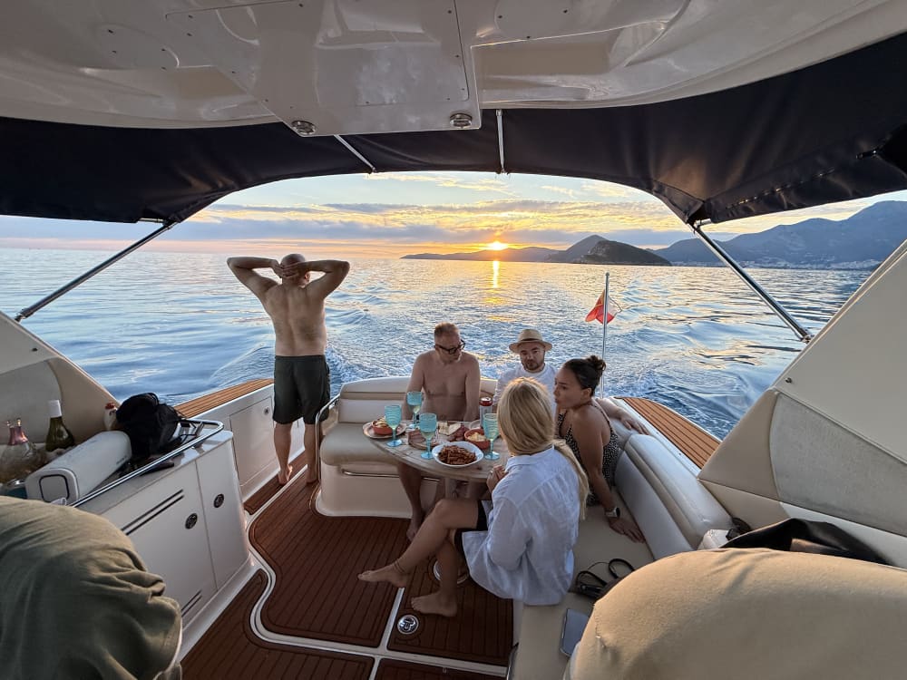 Sea Ray 12m. Aventure de 8 heures en Adriatique : Grotte Bleue, îles et merveilles côtières