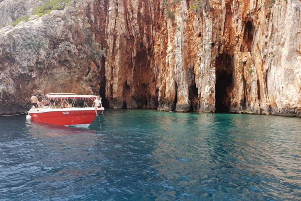 Excursion privée en hors-bord aux Red Rocks, au sud de Hvar et aux îles Pakleni.