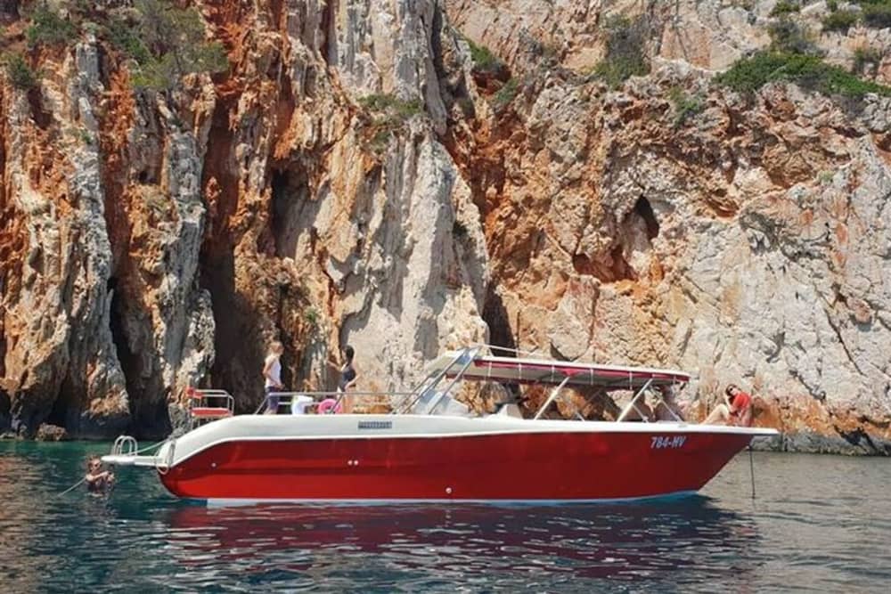 Excursion privée en hors-bord aux Red Rocks, au sud de Hvar et aux îles Pakleni. 5