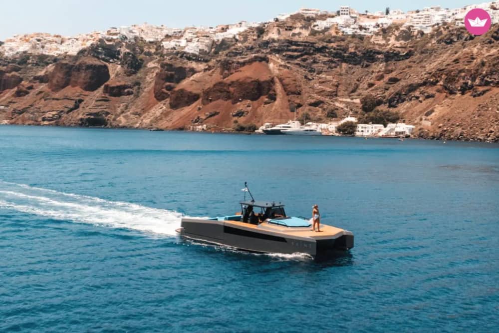 Excursion privée en catamaran le matin – Détendez-vous et explorez Santorin 3