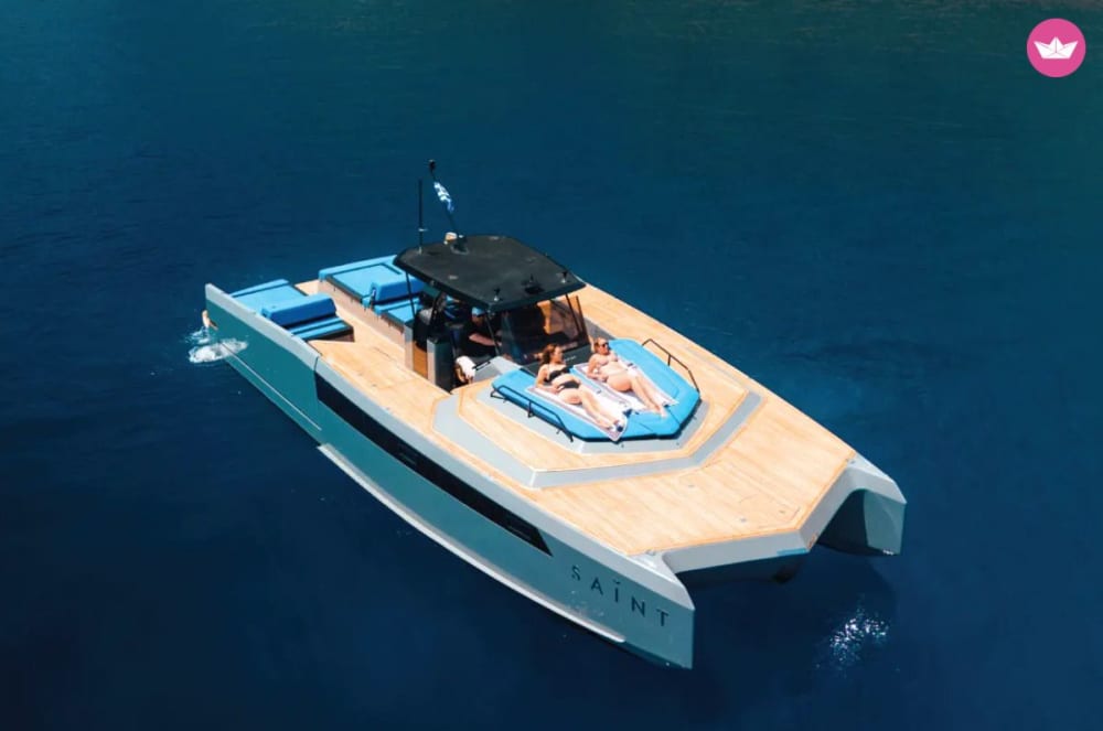 Excursion privée en catamaran le matin – Détendez-vous et explorez Santorin