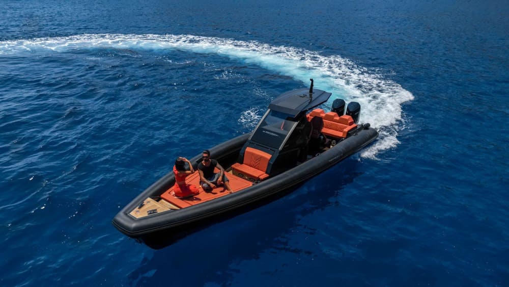 Voie rapide vers la beauté – Croisière matinale à Santorin sur un Technohull Alpha 40