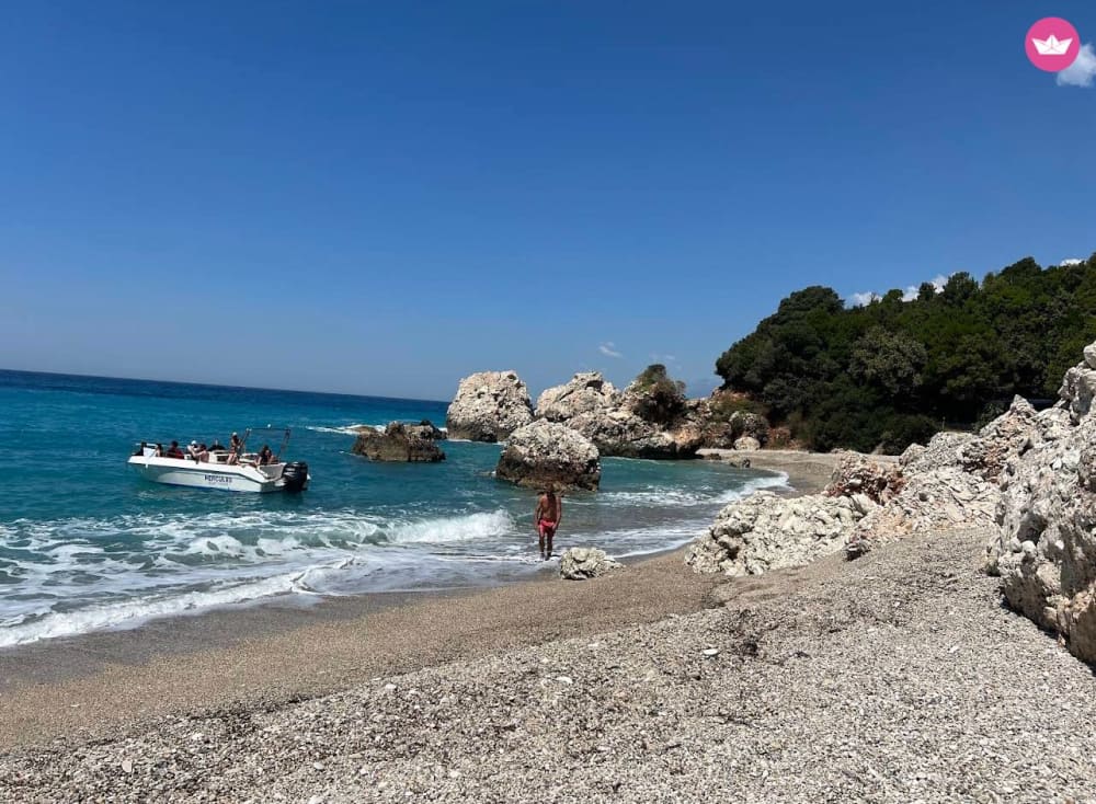 Découvrez l'histoire albanaise ! Excursion privée en hors-bord de Saranda à Himara 4