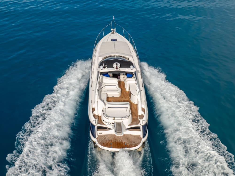 Votre journée à Kalamata : louez un bateau à moteur pour 8 h 30 de découverte.