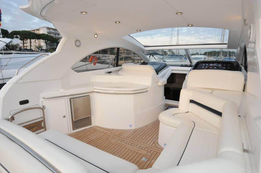 Mer, amour et soleil: une journée riche en émotions à bord d'un yacht à moteur 4