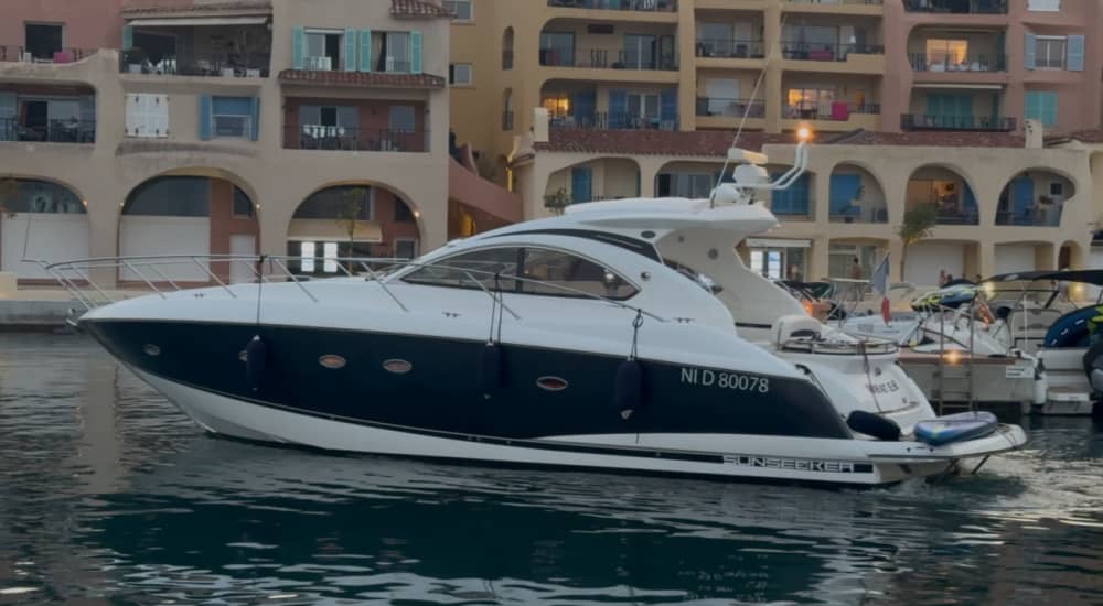 Mer, amour et soleil: une journée riche en émotions à bord d'un yacht à moteur