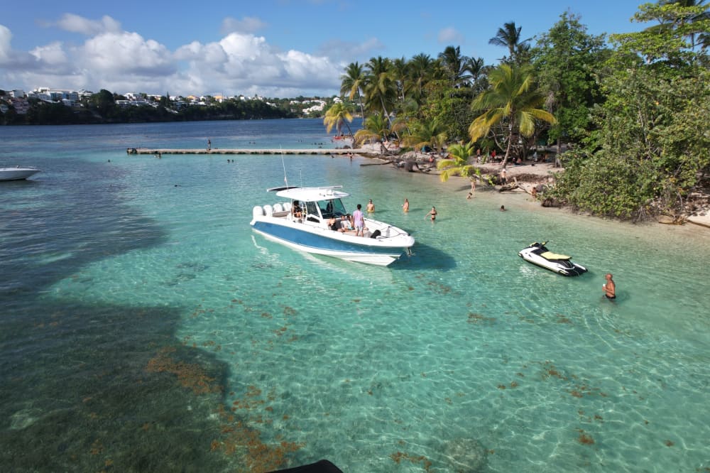 Prenez 9 heures pour découvrir la magie cachée de Pointe-à-Pitre depuis les vagues. 2