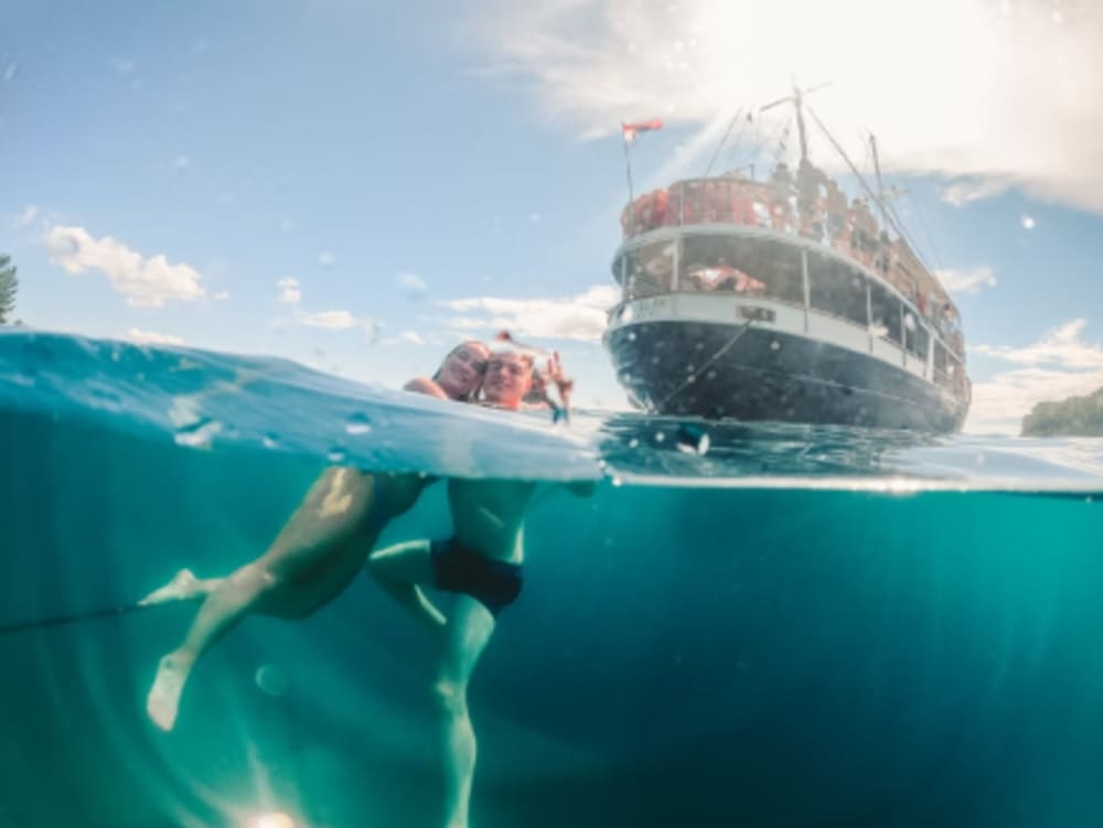 Escapade d'une demi-journée au Lagon Bleu — Expérience en bateau de croisière 4