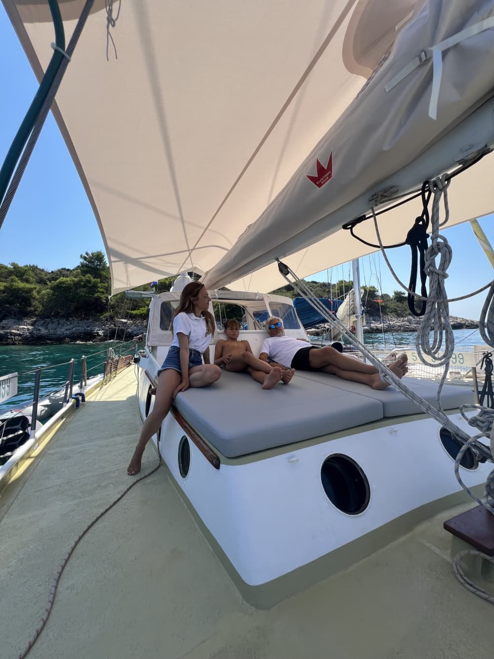 Aventure en voilier de 10 heures : ville de Vis et côte nord